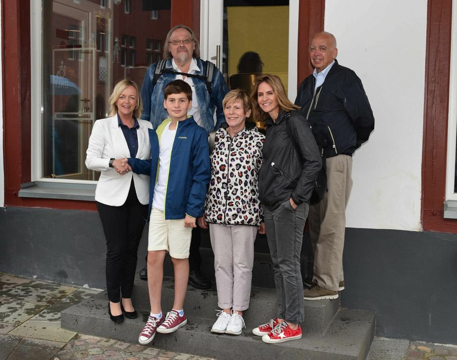Für ein gemeinsames Foto posierten Bürgermeisterin Sabine Preiser-Marian (v.li.), Arthur Cooper, Historiker Harald Bongart,  Angela Lucas, Katie Cooper und Gerry Lucas vor dem ehemaligen Wohnhaus der Familie Lucas. Foto: Scholl