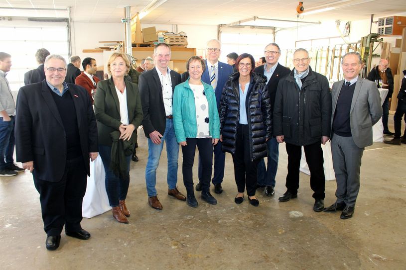 Führten Gespräche in entspannter Werkstattatmosphäre (v.r.): Dr. Andreas Nikolay, Rudi Müller, Stefan Zock, Petra Dick-Walter, Hermann Hubing, Iris und Thomas Klemm, Rita Lanius-Heck und Peter Mumbauer.