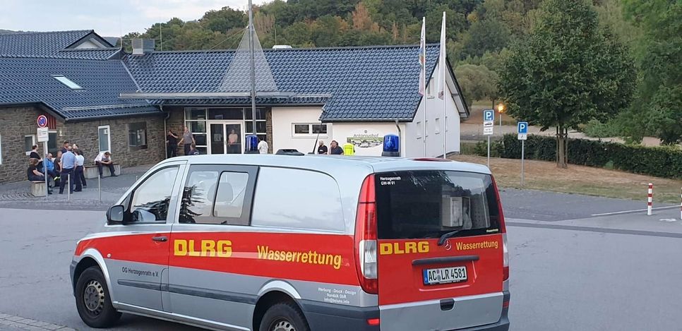 Zahlreiche Rettungskräfte eilten zum Badeunfall im Eiserbachsee. Leider ohne Erfolg: Die beiden Jungs verstarben im Klinikum.