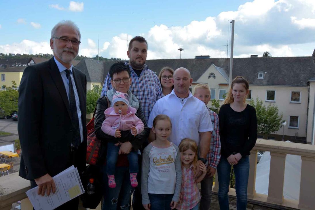 Bürgermeister Dr. Frieden (links) und Familie Deviscour auf dem Balkon des Konzer Rathauses vor der Übergabe der Patenschaftsurkunde. Foto: VG Konz