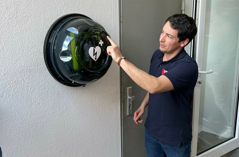 Der automatisierte externe Defibrillator kann ab sofort auch in Eicherscheid im Notfall eingesetzt werden. Am Feuerwehrhaus, wo er für Jedermann jederzeit zugäjnglich ist, demonstrieterte Rettungssanitäter Amyn Nachite (r.) nun den Umgang mit dem AED und das Verhalten in einem Notfall.