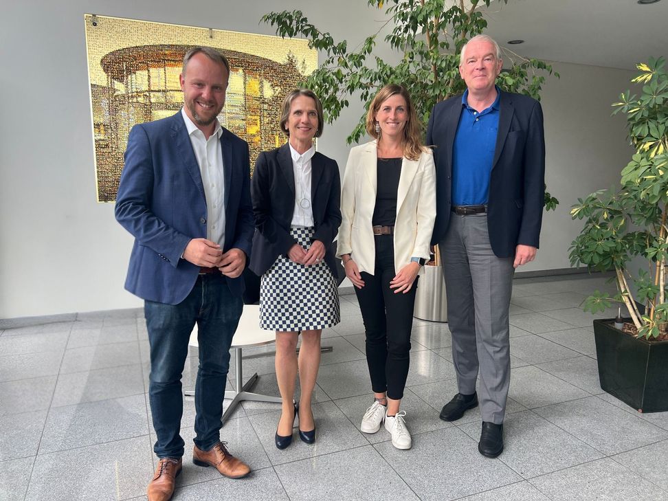 MdEP Daniel Freund besuchte gemeinsam mit Monschaus Bürgermeisterin Carmen Krämer das Medienhaus Weiss. Er tauschte sich aus mit Geschäftsführerin Martina Schmitz und Verlagsleiter Alexander Lenders.