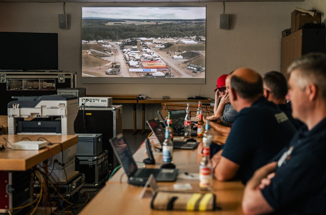 Videobasierte Lagedarstellung: Ein zentrales Element der Stabsarbeit, unterstützt durch digitale Systeme und Drohnentechnik.