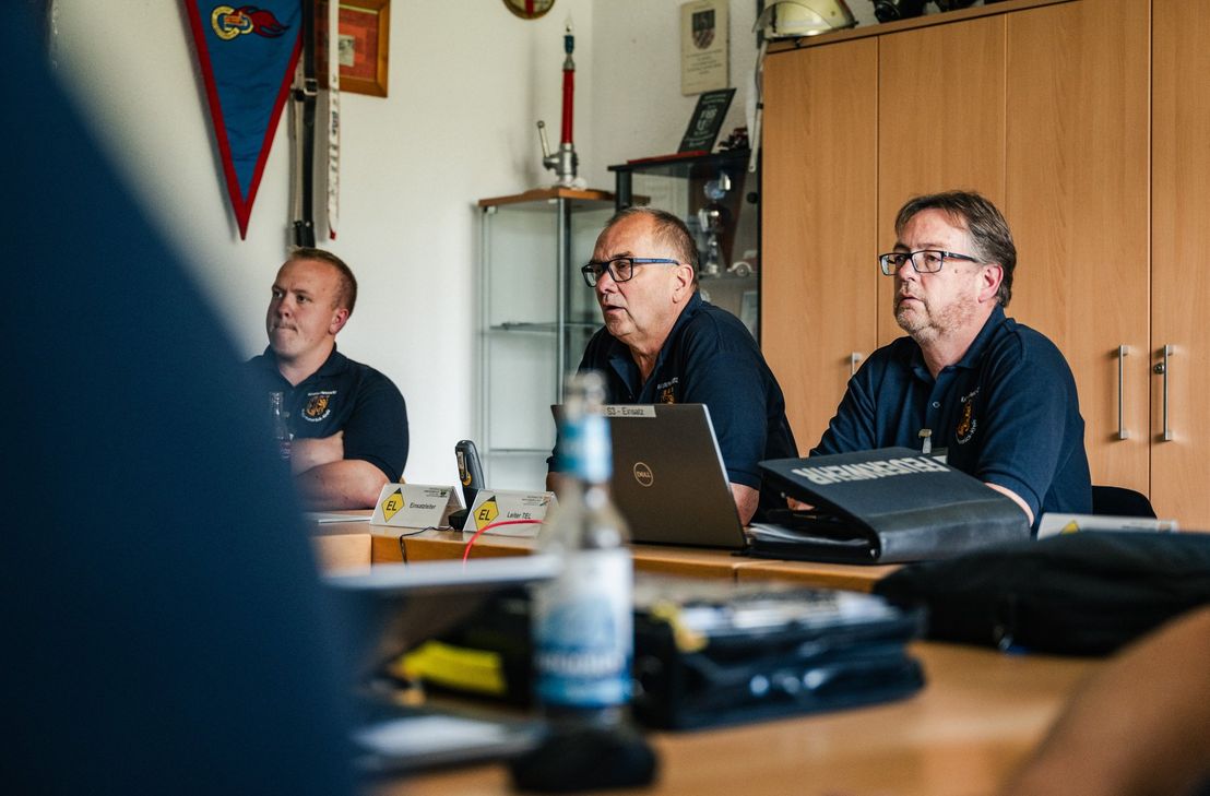 Besprechung im Stabsraum: Die Führungskräfte der TEL bereiten sich auf mögliche Einsatzlagen im Rahmen der Großveranstaltungen vor.