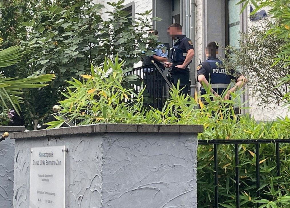 Beamte der Polizei Cochem an einer der Arztpraxen, in die in der vergangenen Nacht eingebrochen wurde.