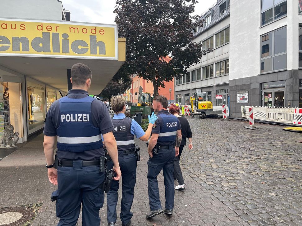 Beamte der Polizei Cochem an einer der Arztpraxen, in die in der vergangenen Nacht eingebrochen wurde.