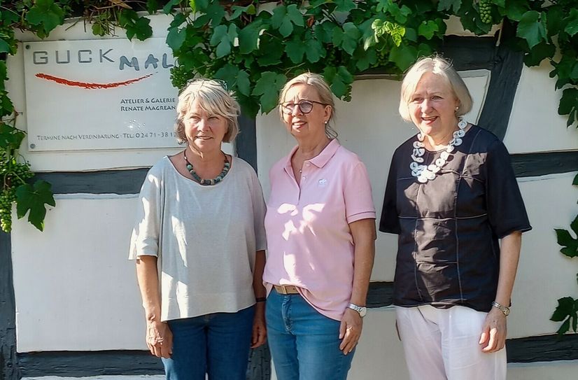 Elke Buschmann zeigt im Atelier »GuckMal« handgeschöpfte Papiere und Objekte, Renate Magrean hat mit ihrer Malerei Heimspiel, Monique Zahlten präsentiert in der Neustraße 7 in Roetgen Upcycling-Schmuck.