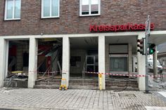 Unbekannte haben in der Nacht auf den 20. Dezember 2023 den Geldautomaten der KSK-Filiale in Kuchenheim gesprengt. Durch die Detonation wurden auch Gebäude in der Nachbarschaft in Mitleidenschaft gezogen.