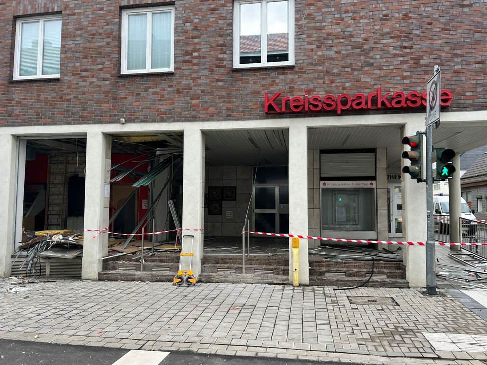 Unbekannte haben in der Nacht auf den 20. Dezember 2023 den Geldautomaten der KSK-Filiale in Kuchenheim gesprengt. Durch die Detonation wurden auch Gebäude in der Nachbarschaft in Mitleidenschaft gezogen.