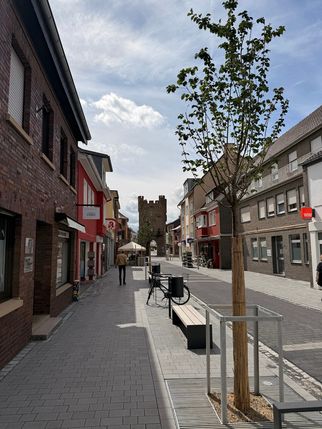 Im Rahmen eines einjährigen Verkehrsversuchs wird die neu gestaltete Münsterstraße zwischen Brauersgasse und Kinat zur Fußgängerzone.