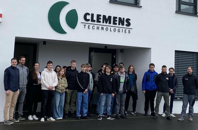 Schüler und Lehrer mit den beiden Ausbildungsleitern.