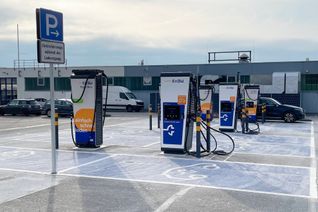 Dank des neuen E-Ladeparks können Kunden in Simmern während des Einkaufs ihr E-Auto laden.