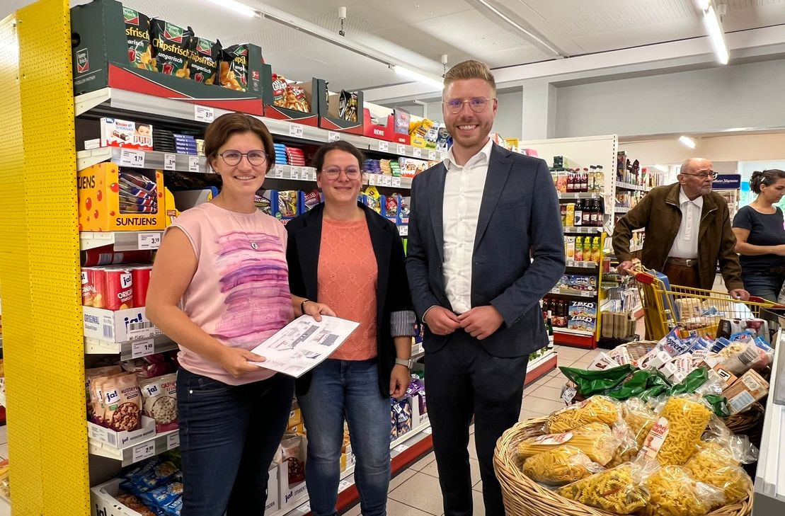 Der Landtagsabgeordnete Daniel Scheen-Pauls war begeistert vom großen Sortiment im Rotter Lädchen und den Bauplänen, um den Dorfladen zukunftsfähig aufzustellen.
