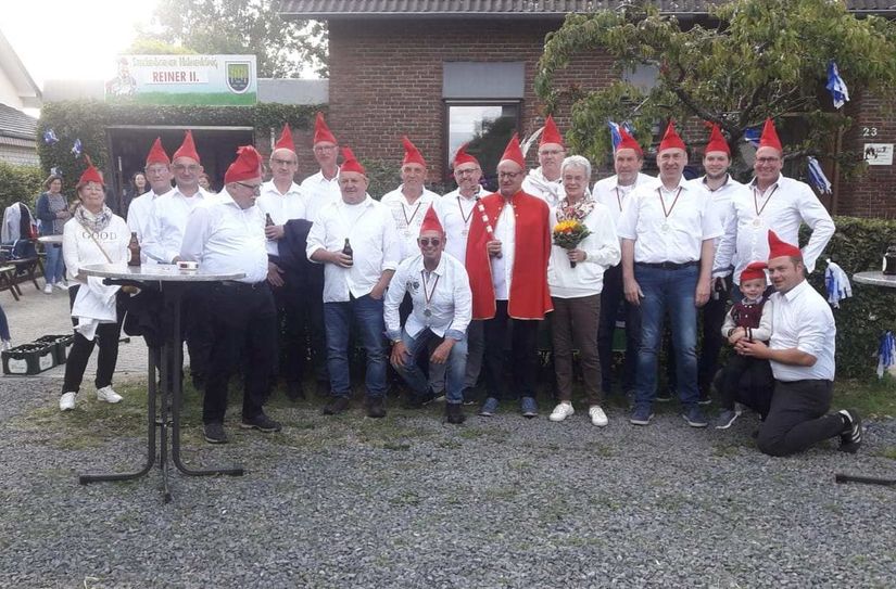 Reiner II. (mit großem Gefolge) ist amtierender Hahnenkönig von Steckenborn.