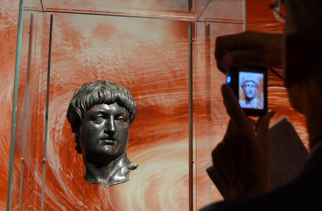 Nero-Ausstellung 2016 in den Trierer Museen - auch Fundstücke vom Schlachtfeld bei Riol wurden im Rheinischen Landesmuseum präsentiert. Die archäologische Datenbasis stellte sich nun bei der Überprüfung als unzureichend heraus, teilt das Innenministerium in einer Pressemitteilung mit.