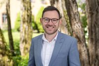 Kandidaten Kall

Emmanuel Kunz (SPD, FDP, Grüne)
Alter: 33 Jahre
Familienstand: verheiratet, eine Tochter 
Beruf: Oberstudienrat
Wohnort: Golbach

"Ich stehe für einen neuen Stil als Bürgermeister: mehr Beteiligung, mehr Miteinander und mehr direkte Kommunikation."