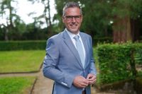 Kandidaten Nettersheim:                                                                  
Norbert Crump (CDU)
Alter: 49 Jahre
Familienstand: getrennt lebend, zwei Kinder
Beruf: Bürgermeister
Wohnort: Frohngau

"Mit Heimatverbundenheit, Erfahrung und Menschlichkeit möchte ich die Eifelgemeinde Nettersheim gerne Hand in Hand mit den Menschen vor Ort weiter in eine erfolgreiche Zukunft führen. Herzensanliegen sind mir Stabilität und Sicherheit, Wiederaufbau, Familie, Ehrenamt, Lebensqualität für alle sowie aktiver Natur- und Umweltschutz."