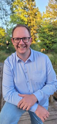 Kandidaten Nettersheim:

Sebastian Schubert (UNA - Unabhängige Nettersheimer Alternative) 
Alter: 37 Jahre
Familienstand: verheiratet
Beruf: Verwaltungsbeamter
Wohnort: Nettersheim

"Als Bürgermeister werde ich Nettersheim im Miteinander gestalten - bodenständig, wertschätzend und lösungsorientiert, statt sture Schreibtischpolitik zu betreiben."