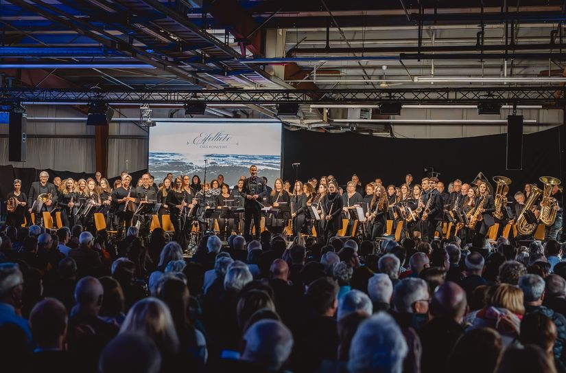 Johannes Born, Initiator des »Eifelliebe«-Konzerts, führt im Mai 2026 erneut über 130 Musikerinnen und Musiker aus vier Vereinen für den guten Zweck zusammen. Aus der Eifel geht es diesmal an die Mosel.