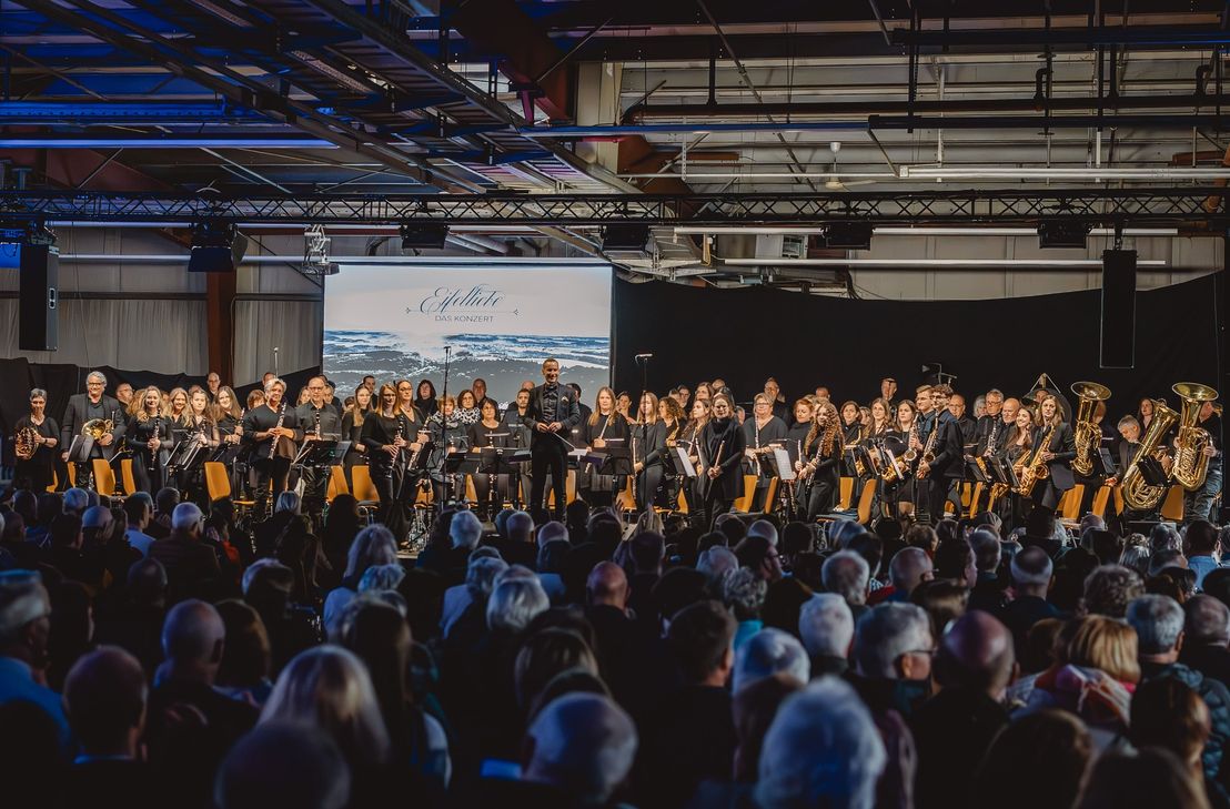 Johannes Born, Initiator des »Eifelliebe«-Konzerts, führt im Mai 2026 erneut über 130 Musikerinnen und Musiker aus vier Vereinen für den guten Zweck zusammen. Aus der Eifel geht es diesmal an die Mosel.