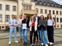 Die vier Azubis der Verbandsgemeindeverwaltung Konz mit Luisa Giels (Betriebliches Gesundheitsmanagement VG-Verwaltung) und Vertretern der Barmer Krankenkasse vorm Konzer Rathaus.