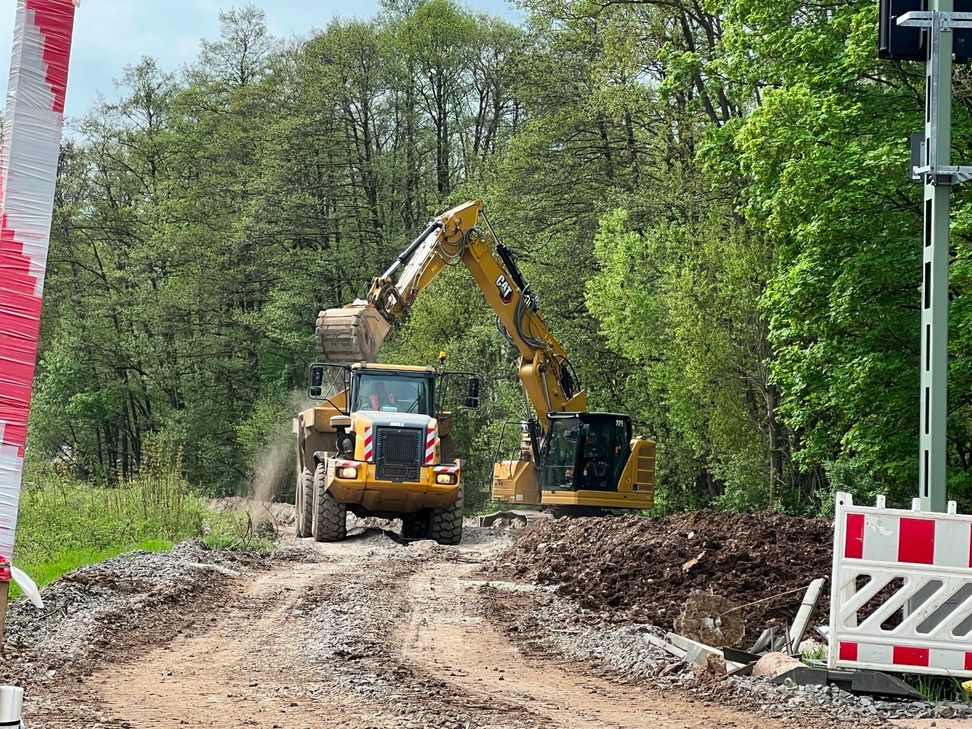 Auf einigen Abschnitten der zehn Kilomter langen Bahnstrecke zwischen Kall und Nettersheim muss auf einigen 100 Metern der Untergrund bis zu einer Tiefe von 1,50 Meter mit einem zementartigen Gemisch versetzt und verfestigt werden.