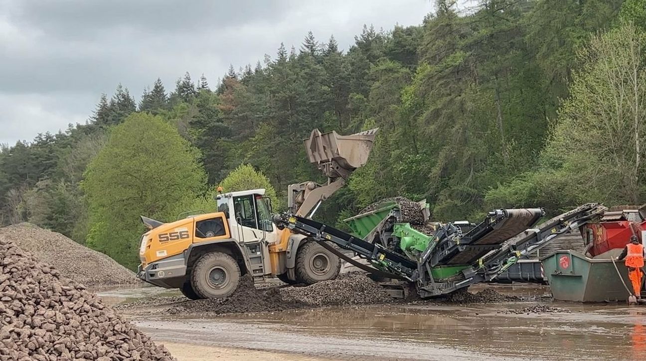 Seit Ende März ist auf dem Gelände des ehemaligen Sägewerks zwischen Kall und Sötenich eine mobile Schotteraufbereitungsanlage im Einsatz.