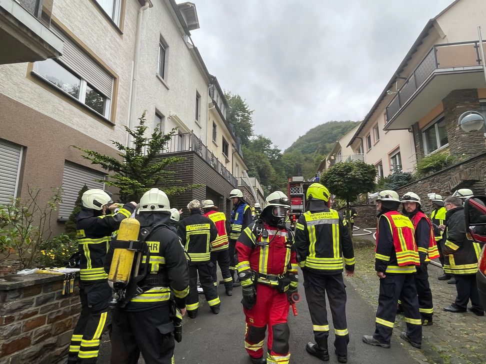 Die Feuerwehr Cochem rettete eine Frau aus der brennenden Wohnung.