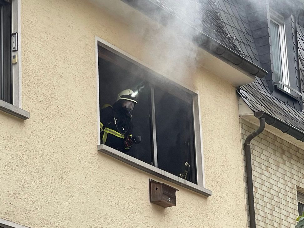 Die Feuerwehr Cochem rettete eine Frau aus der brennenden Wohnung.