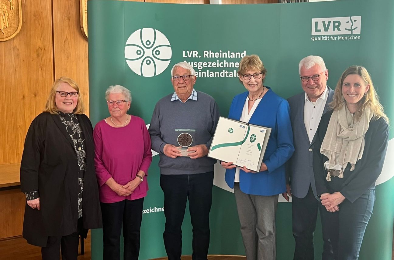 Günter Krings (neben ihm Ehefrau Pauline) erhielt den Rheinlandtaler von Karin Schmitt-Promny, stellvertretende Vorsitzende der Landschaftsversammlung Rheinland. Gratulanten waren Monschaus Bürgermeisterin Dr. Carmen Krämer (r.), Marie-Theres Sobczyk (stellvertretende Städteregionsrätin) und der Dedenborner Ortsvorsteher Helmut Kaulard.