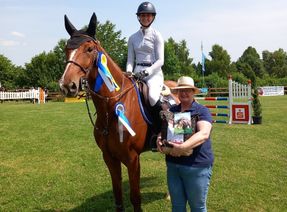Vorsitzende Jutta Braun (r.) freut sich auf viele Starter aus Spring- und Dressurreitern am Wochenende beim Sommerturnier in Eicherscheid.