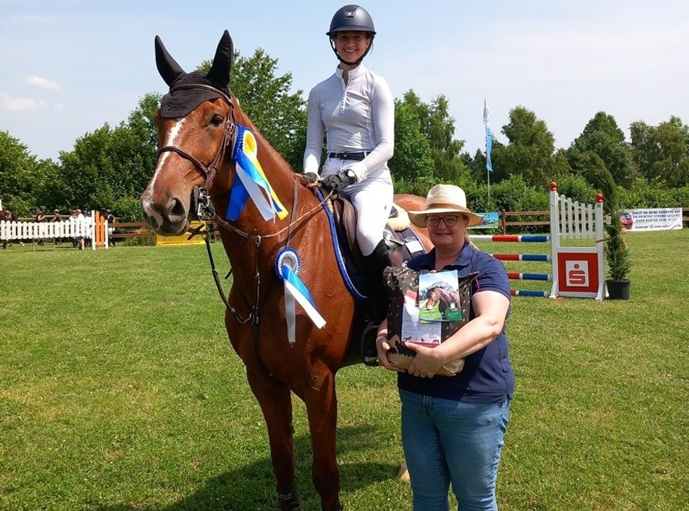 Vorsitzende Jutta Braun (r.) freut sich auf viele Starter aus Spring- und Dressurreitern am Wochenende beim Sommerturnier in Eicherscheid.