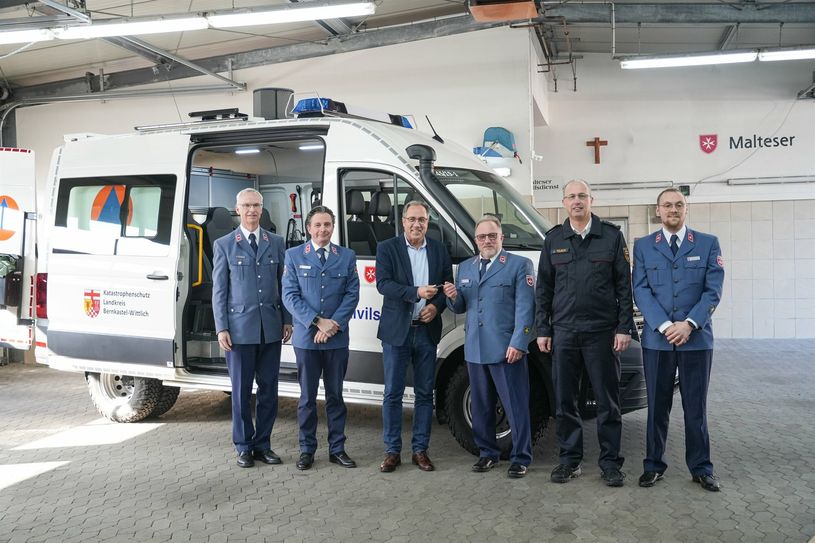Landrat Gregor Eibes und Brand- und Katastrophenschutzinspekteur Jörg Teusch überreichten das neue Fahrzeug an Vertreter des Malteser Hilfsdienstes (Diözesangeschäftsführer Werner Sonntag, Diözesanleiter Georg Graf von Walderdorff, Kreisbeauftragter Dirk Vogler und Stadtbeauftragter Markus Neujoks (v.l.)