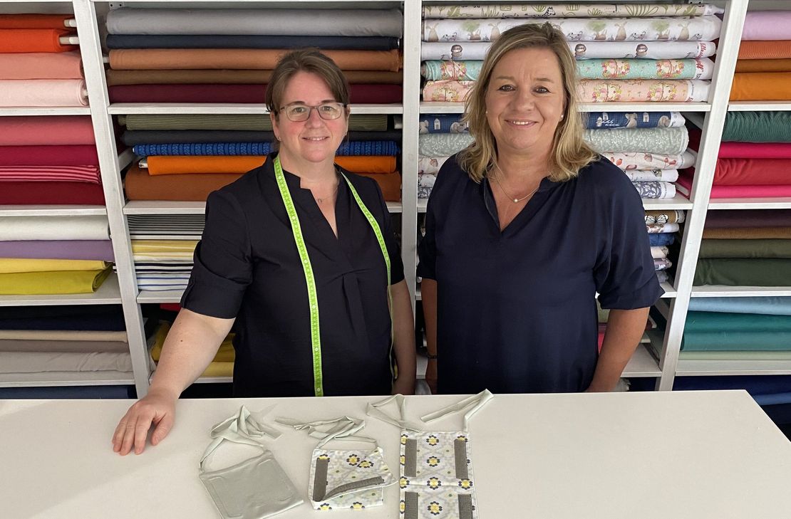 Bettina Bauerfeind (li.) von der Nettersheimer Textilschmiede und Michaela Nowald aus Urft hoffen, auf viele Näh-Helferinnen.