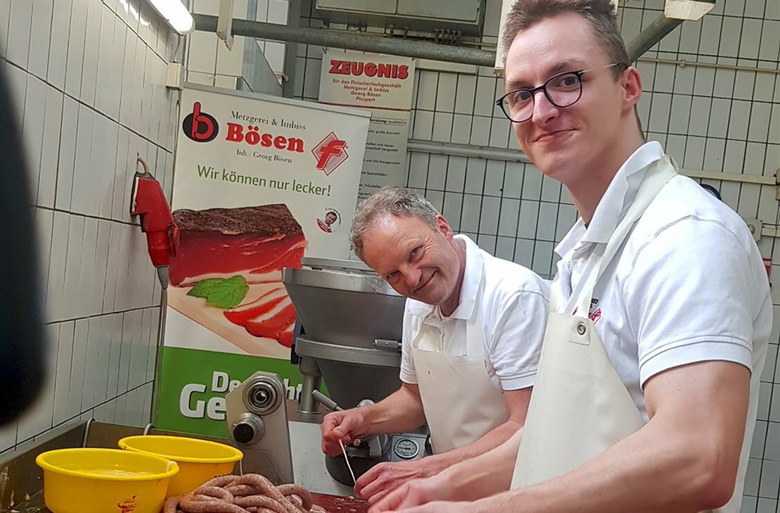 Bratwurstproduktion, Paul Schäfer und Chef Georg Bösen.