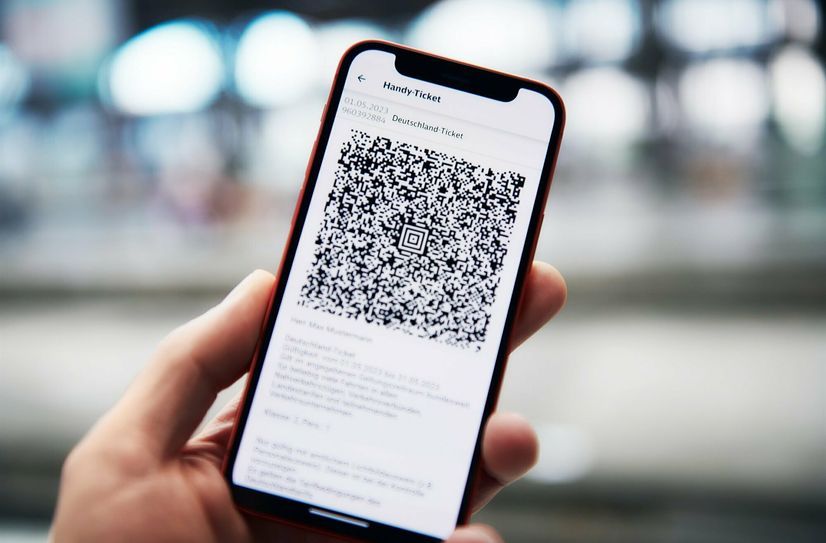 Zwar nicht digital, aber rechtzeitig: Die Schülerinnen und Schüler im Kreis sind ab 1. Mai mit Deutschlandticket unterwegs. Als Ausdruck mit QR-Code.