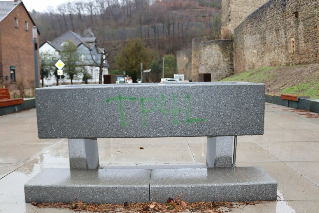 Unbekannte haben Teile des neu gestalteten Europaplatzes und des Treppenaufgangs zur Stadtmauer beschmiert.