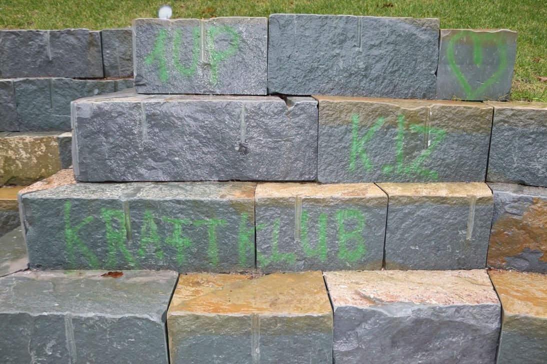 Unbekannte haben Teile des neu gestalteten Europaplatzes und des Treppenaufgangs zur Stadtmauer beschmiert.