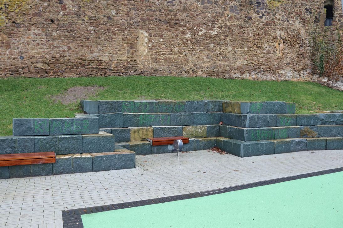 Unbekannte haben Teile des neu gestalteten Europaplatzes und des Treppenaufgangs zur Stadtmauer beschmiert.