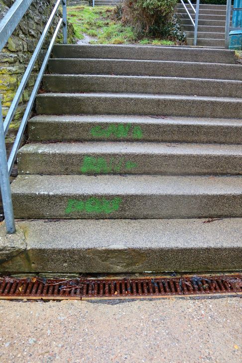 Unbekannte haben Teile des neu gestalteten Europaplatzes und des Treppenaufgangs zur Stadtmauer beschmiert.