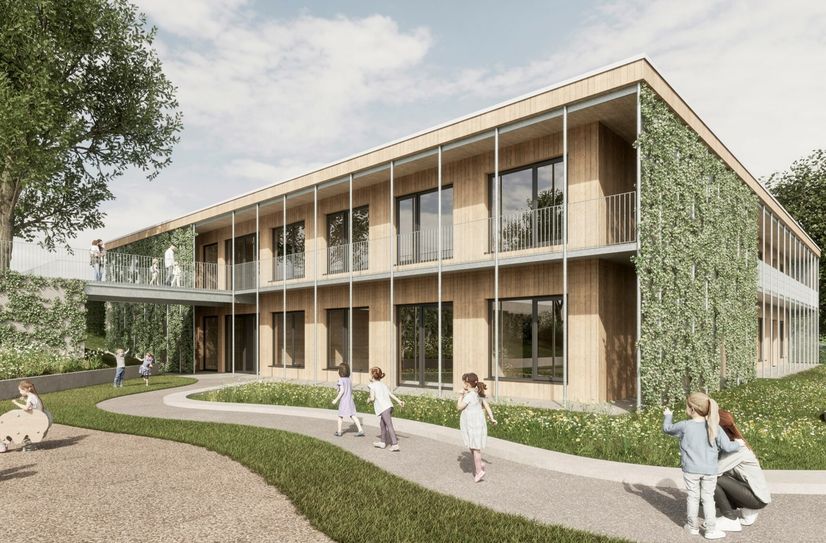 In dem schmucken Neubau in Holzbauweise, der sich ins ländliche, abschüssige Umfeld auf zwei Etagen gut einbinden soll, finden ab Sommer 2025 die Mützenicher Kinder in fünf Gruppen Platz. Vorgelagerte Balkon- und Außentreppenkonstruktionen, großzügige Fensterflächen und Holzfassaden sowie eine Begrünung dessen prägen das äußere Erscheinungsbild.