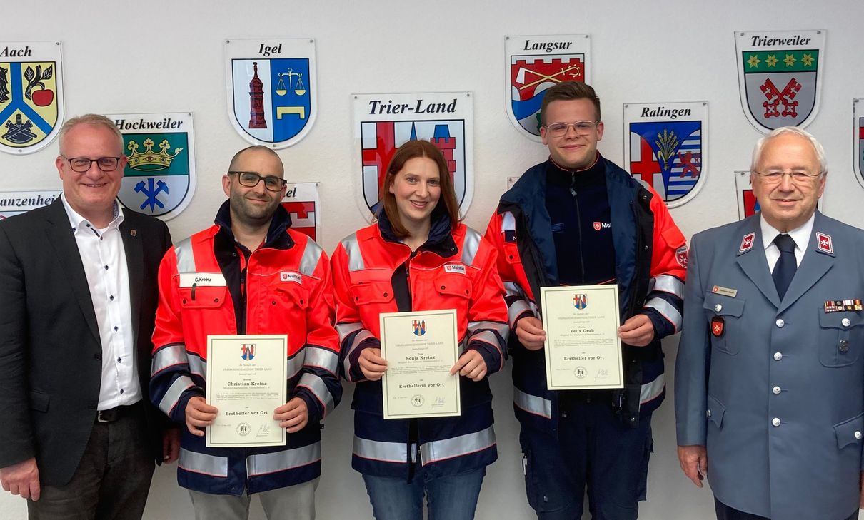 Unser Bild zeigt von links nach rechts: Bürgermeister Michael Holstein, Christian Kreinz, Sonja Kreinz, Felix Grub und MHD-Kreisbeauftragter Hermann Hurth.