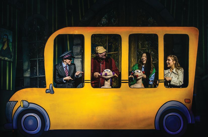 Die beliebten Erdmännchen Jan und Henry kehren mit einem neuen Abenteuer auf die Bühne zurück und gastieren am Sonntag, 2. Februar 2025, in der Bitburger Stadthalle.