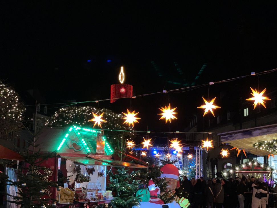 Entspannt einkaufen in weihnachtlicher Atmosphäre.