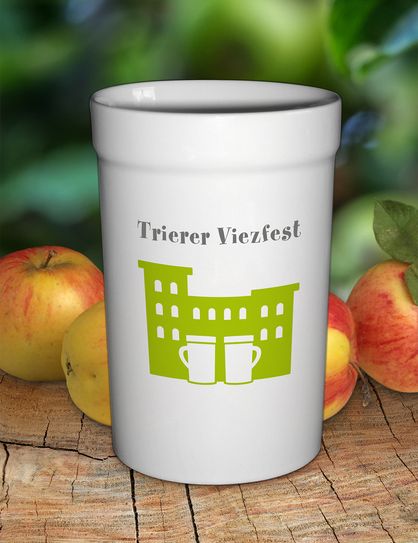 So sieht die Künstlerporz für das Viezfest 2026 aus, gestaltet vom Trierer Grafiker Roland Dahm. Die Porta Nigra stellt den Bezug zu 40 Jahre UNESCO Weltkulturerbe im Jahr 2026 dar. Titel des Motivs ist „Por(z)ta Nigra.