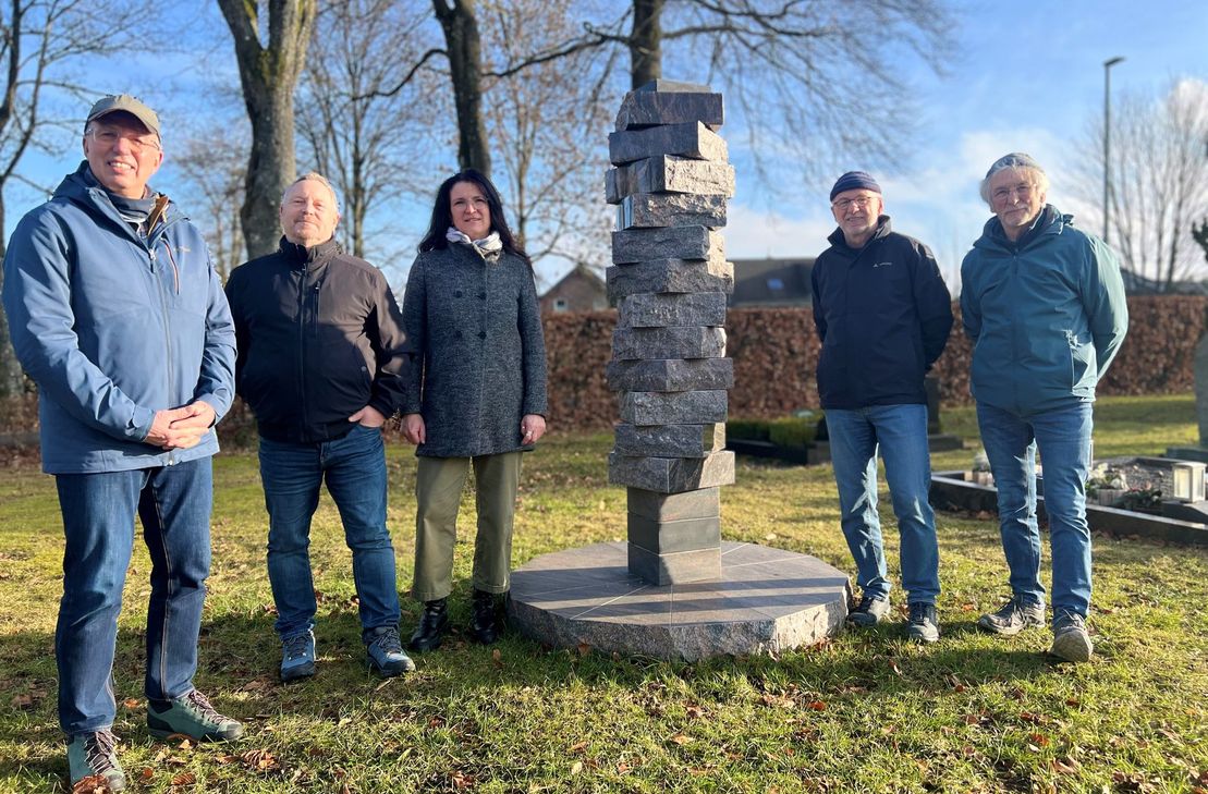 Die Gedenkstätte für die pflegefreie Urnengrabanlage auf dem Kalterherberger Friedhof hat Karl Goffart (r.) aus alten Grabmalen geschaffen und mit eifrigen Mitstreiter aus dem Ort am Zugang zum Friedhof errichtet.