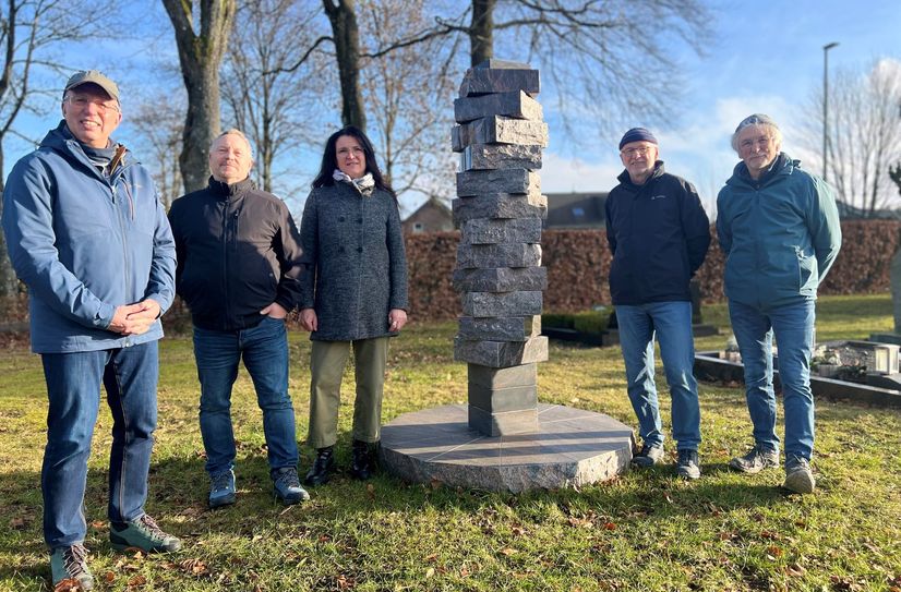Die Gedenkstätte für die pflegefreie Urnengrabanlage auf dem Kalterherberger Friedhof hat Karl Goffart (r.) aus alten Grabmalen geschaffen und mit eifrigen Mitstreiter aus dem Ort am Zugang zum Friedhof errichtet.