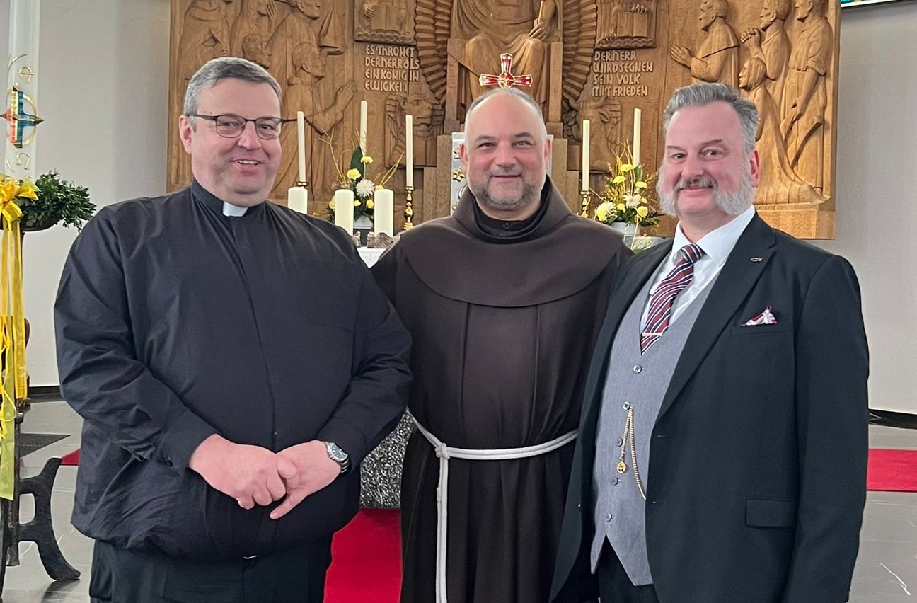 Pater Antonio unterstützt die seelsorgerische Arbeit von Pfarrer Michael Stoffels (l.) und Gemeindereferent Sven Riehn (r.) im Pastoralen Raum Simmeraths.