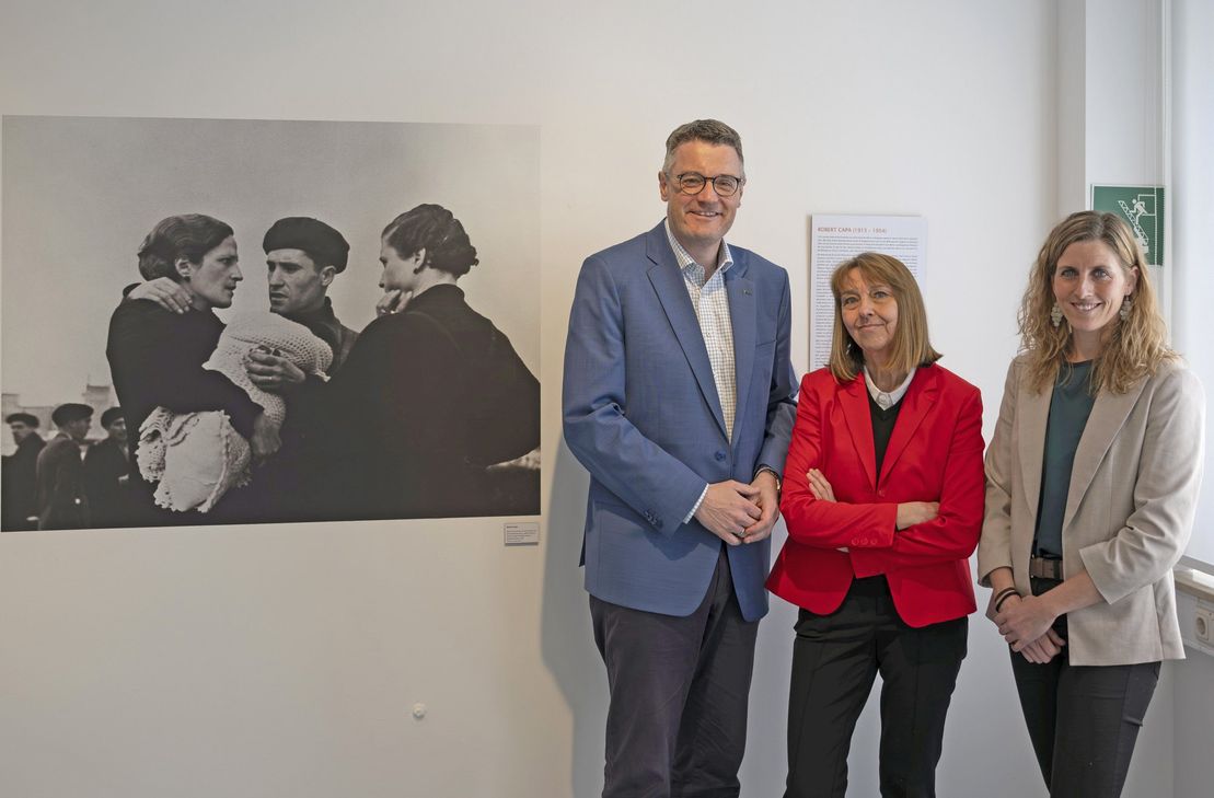 Städteregionsrat Dr. Tim Grüttemeier, die Fotoforum-Leiterin Dr. Nina Mika Helfmeier und die Monschauer Bürgermeisterin Carmen Krämer (v.l.) bei der Eröffnung der Ausstellung »Fotokunst im Exil«.