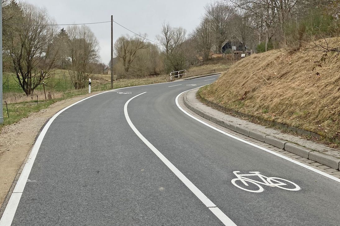 Die Fahrbahn der K 16 ist jetzt zwischen dem Ortsausgang Imgenbroich und der Vennbahn fertig saniert. Zu sehen sind auch die neuen Fahrrad-Piktogramme. Sie ändern rechtlich nichts an der bestehenden Situation, sorgen aber dennoch für mehr Sicherheit und Rücksichtnahme.